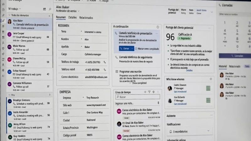 Captura de pantalla de un panel CRM con expediente de cliente y acelerador de ventas